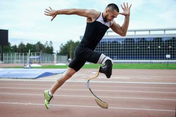 explosive-start-of-athlete-with-amputee-PXBHM6V